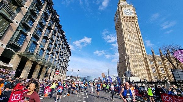 Londra'da yıllardır süregelen bir koşu olan Londra Maratonu bu yıl da geçtiğimiz pazar günü 23 Nisan'da gerçekleştirildi.