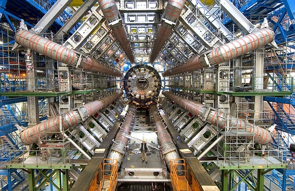 1990 sonrası ise Arık için İsviçre'deki Avrupa Nükleer Araştırma Konseyi, CERN (Conseil Européen pour la Recherche Nucléaire) macerası başlar. Burada yürütülen ATLAS* ve CAST** deneylerine katılan Türk bilim insanlarına liderlik eder.