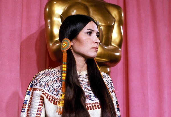 Littlefeather bir aktivist ve Amerikan yerlilerinin haklarının savunucusuydu. Kara Panter Partisi'ni destekleyen ve Vietnam Savaşı'na karşı çıkan solcu bir örgüt olan Beyaz Panter Partisi'nin bir üyesiydi.