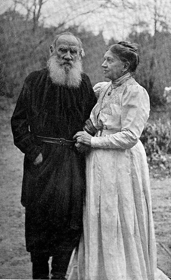 4. Tolstoy'un eşi, yazım süreci için çok önemliydi.