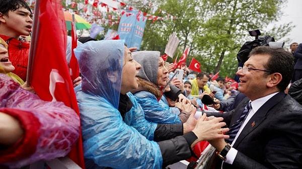 İstanbul Büyükşehir Belediye (İBB) Başkanı ve Millet İttifakı'nın Cumhurbaşkanı Yardımcısı adayı Ekrem İmamoğlu, Bursa’da sağanak yağış altında İnegöllülerle buluştu.