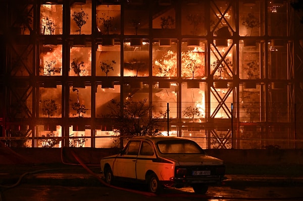 İzmir'deki lüks sitelerden biri olan Folkart'ta çıkan büyük yangın vatandaşlara korku dolu anlar yaşattı. Yapılan ihbarlar üzerine olay yerine çok sayıda itfaiye ve ambulans ekipleri sevk edildi.