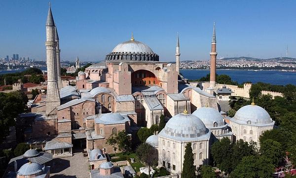 The Magnificent Architecture of Hagia Sophia: A Blend of East and West