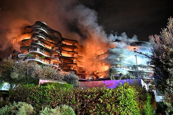 İzmir'in Narlıdere ilçesinde, lüks bir sitede yangın çıktı. Tüm binayı saran alevler gökyüzünü aydınlatırken, olay yerine çok sayıda itfaiye, polis ve sağlık ekibi sevk edildi.