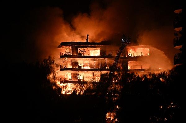 İzmir Narlıdere'nin Yenikale Mahallesi'nde bulunan Folkart Sitesi'nden büyük bir yangın çıktı.