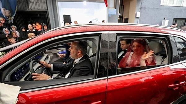 Evden alkışlar ve çiçeklerle uğurlanan Özdemir çifti, yine Başkan Aktaş'ın kullandığı Togg ile düğün salonuna hareket etti.