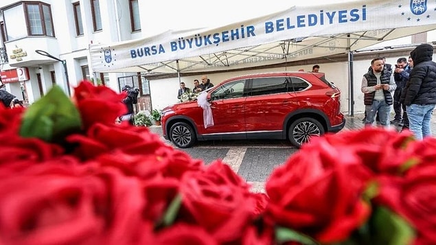 Togg Gelin Arabas� Oldu: Arac�, Bursa B�y�k�ehir Belediye Ba�kan� Alinur Akta� Kulland�