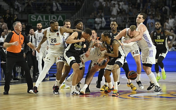 Real Madrid’den Guerschon Yabusele'nin Partizan’lı Dante Exum'u kündeyle yere sermesi ise gecenin en can sıkıcı sahnelerinden birisiydi.