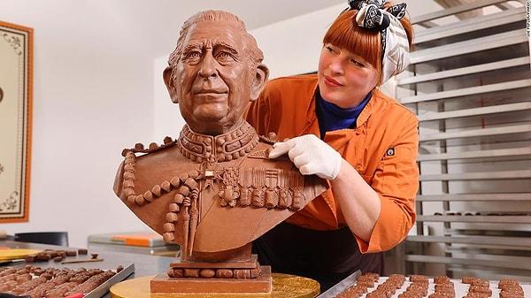 Kralın çikolata heykeli, usta çikolatacı Jennifer Lindsey-Clarke liderliğindeki bir heykeltıraş ve çikolatacı ekibi tarafından yapıldı.
