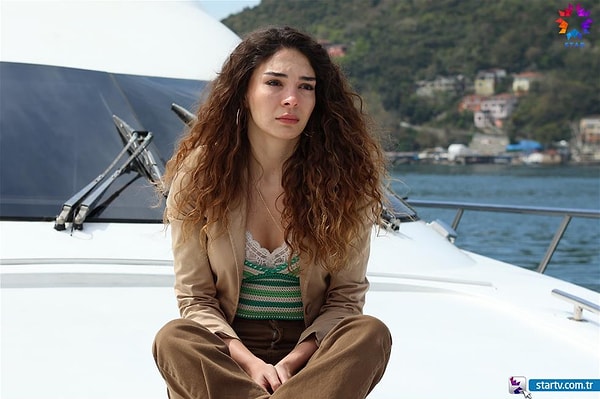 Dizinin son bölümünde Süreyya, Harika'ya ilk defa tokat atar ve Harika, Kemal'le birlikte tekneye biner. Ancak kafasındaki sorulara cevap bulmak için bir süre sonra eve geri döner.