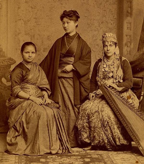 11. 1885 yılına ait bu fotoğrafta görülen ülkelerinin ilk lisanslı kadın doktorları olan Hint, Japon ve Suriyeli kadınlar👇