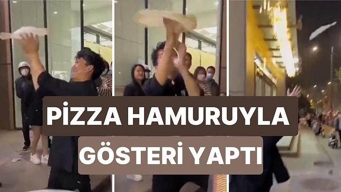 İlginç Pizza Hamuru Açma Tekniğiyle Sosyal Medyada Viral Olan Pizzacı