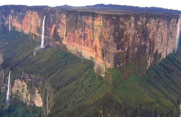 20. Yaklaşık iki milyar yıl öncesine kadar uzanan, dünyadaki en eski jeolojik oluşumlarından kabul edilen Roraima Dağı ve Canaima Ulusal Parkı'ndaki diğer masa dağları👇