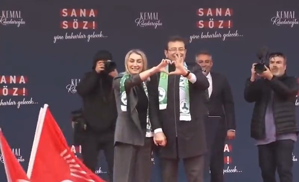 Millet İttifakı'nın simgelerinden birisi haline gelen el ile kalp işareti yapma olayını Kemal Kılıçdaroğlu ile birlikte daha önce Mansur Yavaş da yapmıştı.