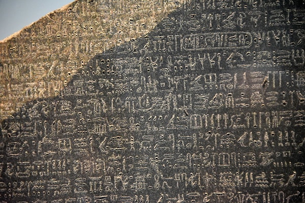 Rosetta Taşı, M.Ö. 196'da Mısır'ın İskenderiye kentinde bulunan Ptolemaios rahipleri tarafından yazılmıştır.
