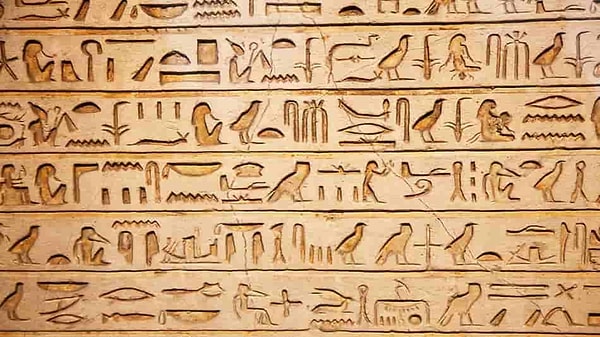 Rosetta Taşı, antik Mısır tarihi, dil bilimi ve arkeoloji alanlarındaki büyük bir buluş olarak kabul edilmektedir.