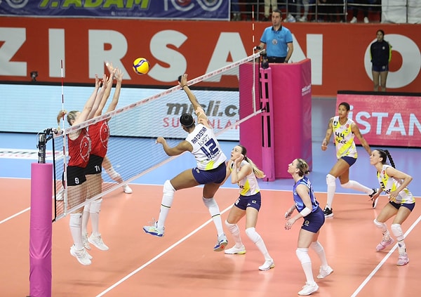 Sarı lacivertliler, çeyrek finalde Eczacıbaşı Dynavit’i 3-0 yenerek adını yarı finale yazdırmayı başardı.