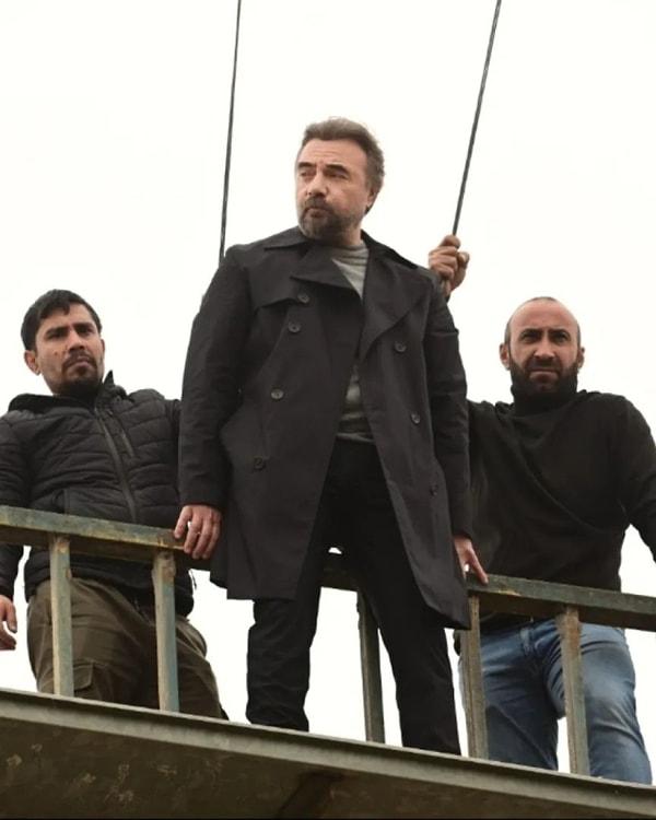 2 Mayıs'ta yayınlanacak bölüm için çekilen sahnede yüksekten bağlanan halatla atlayan Oktay Kaynarca sahne çekimlerini başarıyla tamamladı.