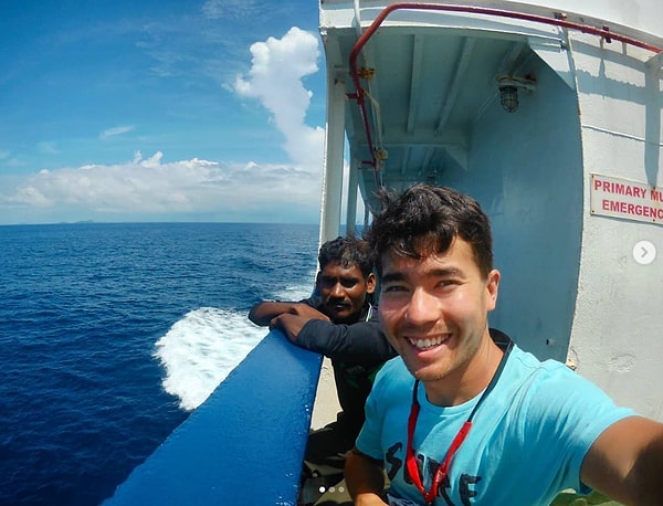 John Chau, Kuzey Sentinel Adası'ndaki yerlilere Hristiyanlığı öğretmek isteyen Amerikalı bir misyonerdi. Kendisi doğa yürüyüşlerini ve kamp yampayı seven maceracı bir kişilikti.