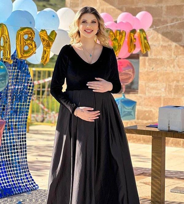Yakın zamanda bebeğini kucağını alacak ünlü ismin baby shower partisinden paylaştığı fotoğraflar ise binlerce beğeni aldı.
