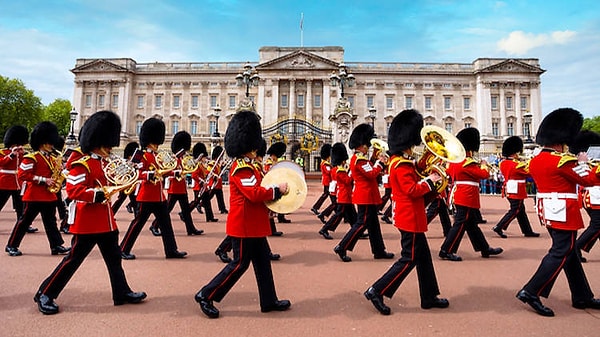 İngiliz kraliyet sisteminin ünlü geleneklerine bakalım... Kraliyetin en meşhur geleneklerinden biri Muhafız Değişimi törenidir.