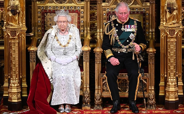 Bugün Birleşik Krallık'ın anayasal bir monarşi olarak yönetilmesi; hükümdarın gücünün yasalarla sınırlandırıldığı anlamına gelmektedir.
