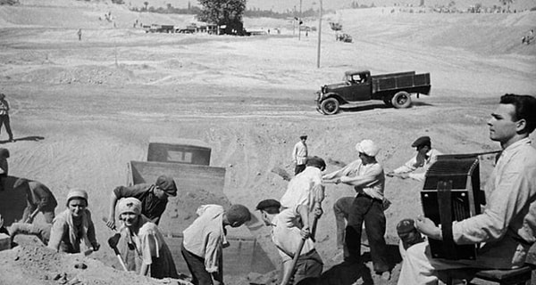 2. В советское время субботниками назывались массовые добровольные работы, организуемые в выходные дни для улучшения общественных мест, уборки территорий и выполнения других социально значимых задач.