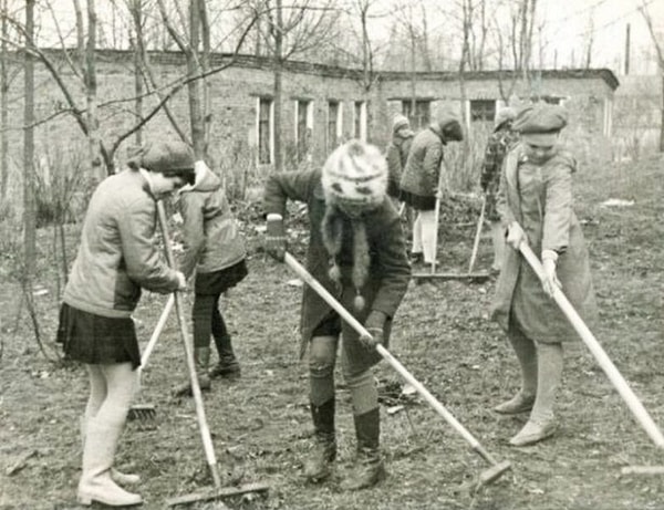 4. В то время страна находилась в условиях экономического и социального кризиса, а национальное хозяйство было разрушено после революции и гражданской войны.