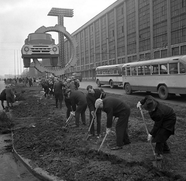 9. Сейчас они проводятся в основном на добровольной основе и имеют более широкий характер, включая уборку мусора в городах и природных зонах, создание парков и скверов, ремонт общественных зданий и другие работы.