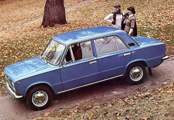 1. Советский автомобиль ВАЗ-21013 (те самые «Жигули» – советский заднеприводный легковой автомобиль малого класса с кузовом типа седан).