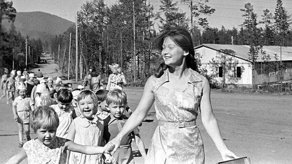 8. Счастливые советские дети с воспитателем на Урале.