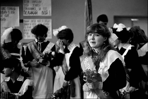 15. Красивый и ностальгический кадр школьного выпускного в СССР.