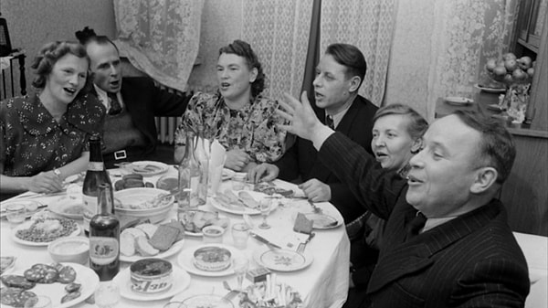 17. Советские застолья – это всегда очень весело: с песнями и плясками!