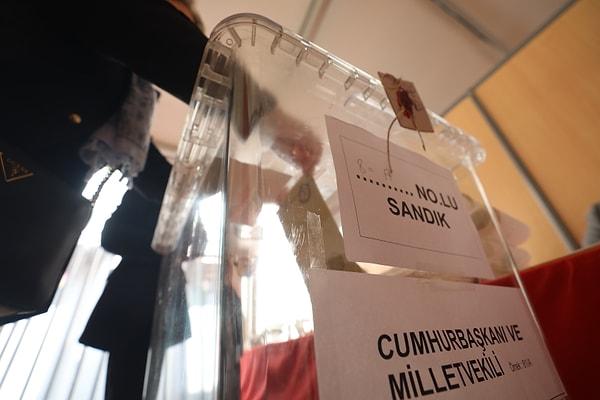 56 yıldır Frankfurt'ta yaşayan Zeynep Wilking ve hayat arkadaşı Mehmet Bey de oy veremeyenlerden.