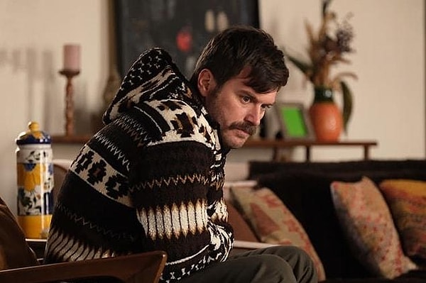 The character Yalın, played by Kıvanç Tatlıtuğ, gradually enters a paranoid state of mind after the cornerstones of the movie are in place. Turning into a man whose only goal in life is self-defense, Yalın attacks anyone and everyone like a bull in order to get out of the situation he is in.