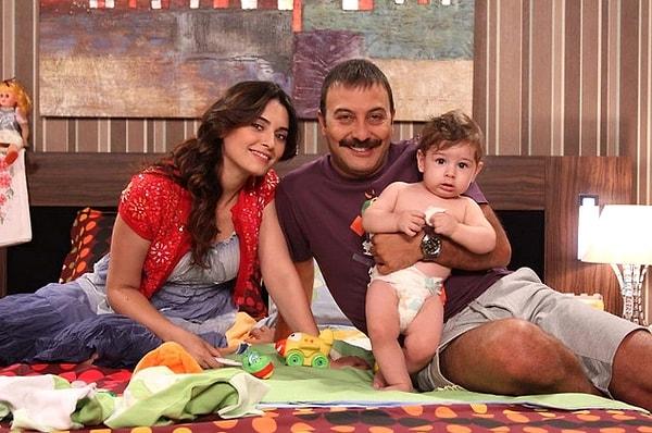 3. Türk televizyonlarının en sevilen komedi dizilerinden Yahşi Cazibe'nin üzerinden yıllar geçse de tekrar bölümleriyle hala en çok izlenen diziler arasında yer alıyor. Yahşi Cazibe dizi oyuncularının yıllar içindeki değişimlerini sizler için derledik!