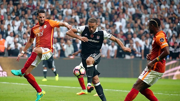 İki takım arasında bugüne kadar oynanan 352 maçın 124'ünü Galatasaray, 114'ünü Beşiktaş kazanırken, 114 maç da beraberlikle sonuçlandı.