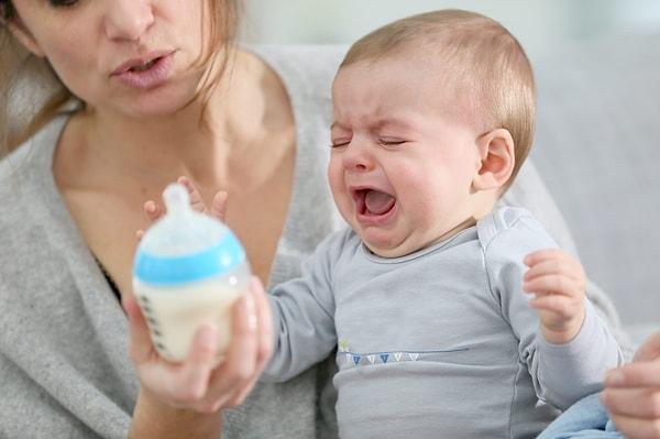 Bebeğinizde laktoz intoleransı olması durumunda da yeşil kaka görülebiliyor. Bebek bağırsağı laktozu sindiremediği için yeşil kaka oluşabiliyor.