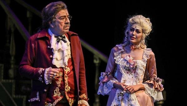 En az bir ay boyunca dinlenecek olan ünlü isim, Selçuk Yöntem ve Tansu Biçer'le rol aldığı ilk tiyatro oyunu olan Amadeus'un son üç oyununda yer alamayacak.