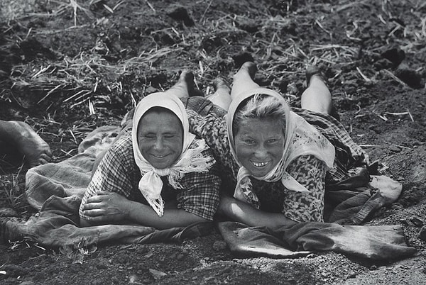 6. Веселые женщины на траве.