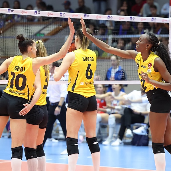 Vakıfbank ise yarı finalde Aydın Büyükşehir Belediyespor ile karşılaştı.