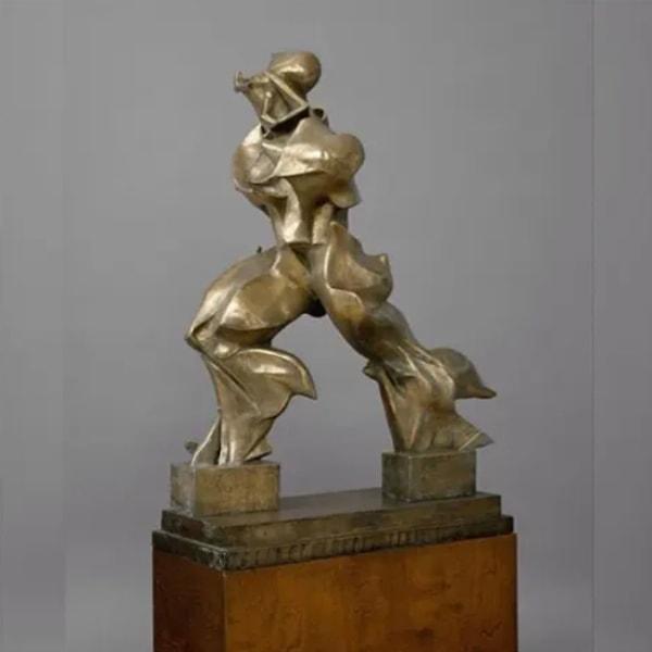 Boccioni'nin 1912-14 heykelleri dinamizmi yansıtır. Sanatçının heykelinde hız ve hareket görünür kılınmıştır.
