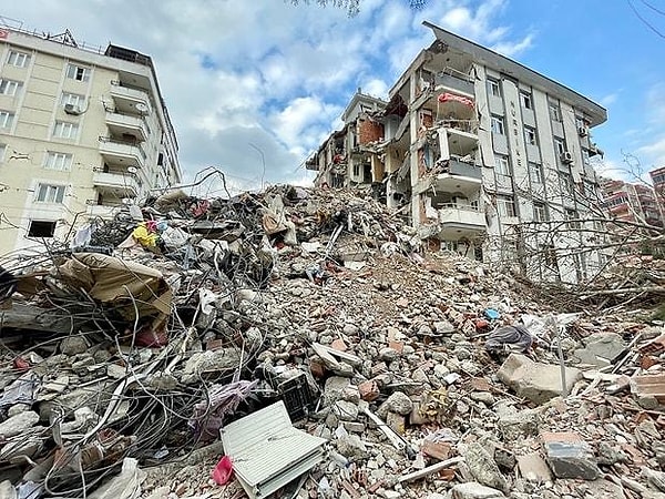 Depremin ardından vefat eden babasından kalan anıları birleştiren Göktuğ, acı bir tablo ile karşılaştı.