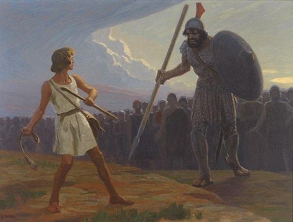 Savaş alanında Davud, sapanıyla bir taş atarak Golyat'ın alnına isabet ettirir.