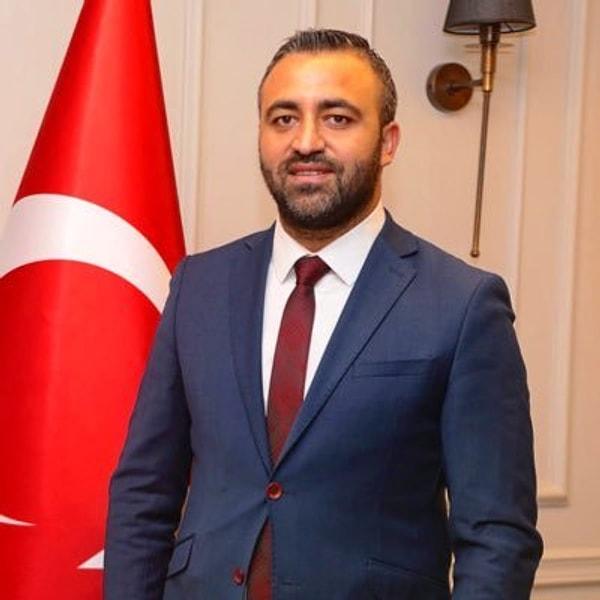 AK Parti İzmir İl Başkan Yardımcısı Sefa Şahin, Millet İttifakı’nın mitingine katılan yurttaşlara sosyal medya hesabından hakaret etti.