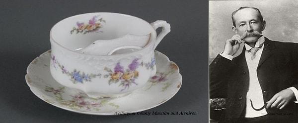 8. Victoria Devri'nde, bıyıklı adamlar özel bir fincandan çay içiyordu: Bu fincanlar bıyıkları koruyacak ve fincanın içindeki içecek bıyıklara değmeyecek şekilde tasarlanmıştı.