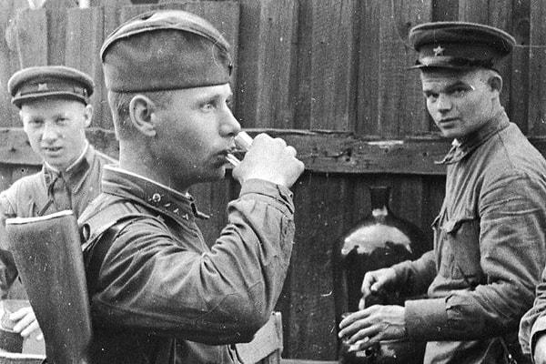13. II. Dünya Savaşı'nın bitmesini kutlayan Rusya, sokak kutlamalarında tüm votkasını bitirmişti!