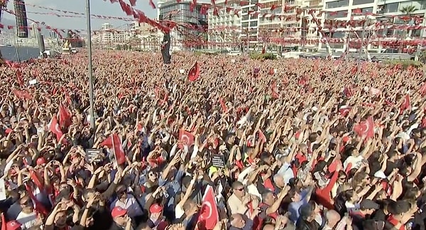 Miting sırasında İzmirli vatandaşlardan elleriyle kalp yapması istendi ve on binlerce kişi aynı anda akıma katıldı;