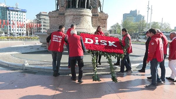 1 Mayıs Emek ve Dayanışma günü nedeniyle Taksim'e ilk olarak DİSK üyeleri geldi. DİSK Genel Başkan Arzu Çerkezoğlu, yönetim kuruluyla birlikte Taksim'deki Cumhuriyet Anıtı'na yürüdü.