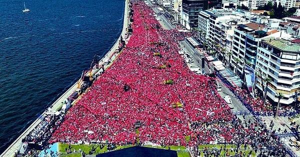 Millet İttifakı'nın İzmir'deki mitingi yüzbinlerce kişinin katılımıyla dün gerçekleşti. Gündoğdu Meydanı, Türk bayrakları ile kırmızıya boyandı.